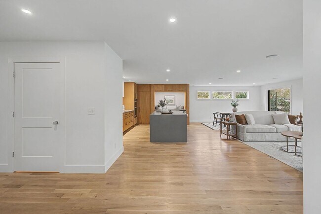 Building Photo - Stunning 5BR/3.5BA historic home located near Hillsboro Village!