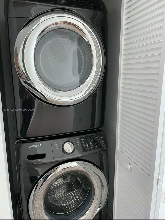 Building Photo - 950 Brickell Bay Dr