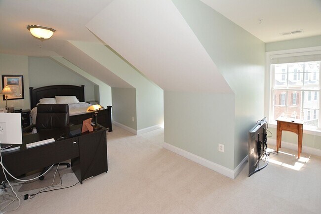 Building Photo - Beautiful Luxury TH with Deck & Patio!