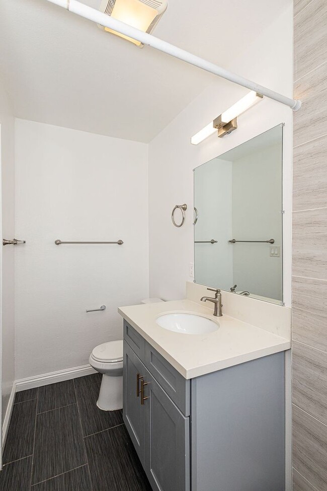 Building Photo - Bright and airy 2-bedroom 2-bath in Mid- City
