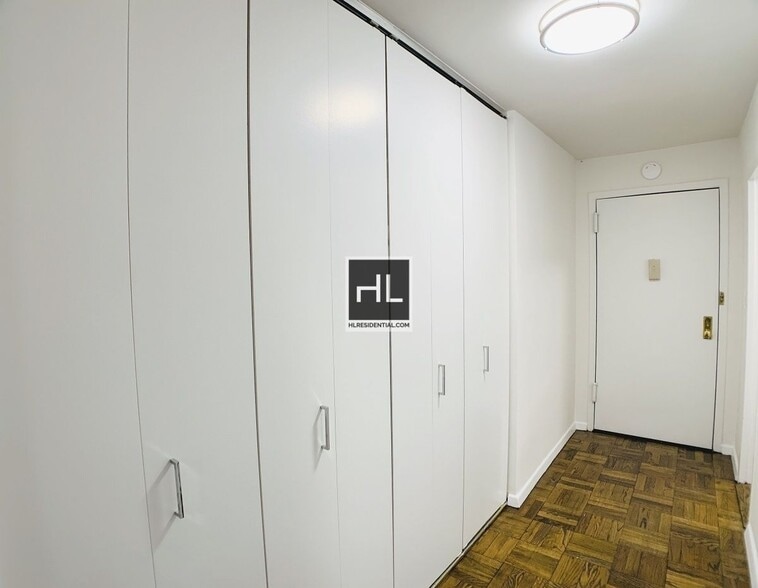 Building Photo - 5 AVENUE