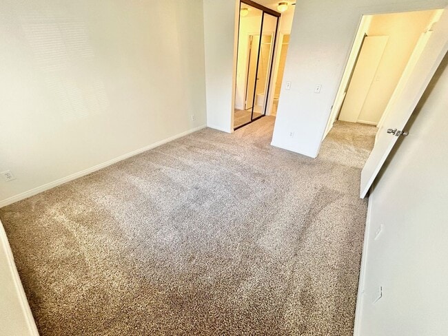 Building Photo - ADORABLE UPSTAIRS CONDO! 2 BEDROOM / 2 FUL...