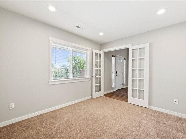 Building Photo - 617 Esperanza Ct