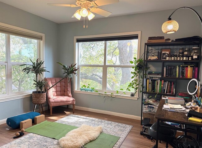 Building Photo - 2007 La Casa Dr