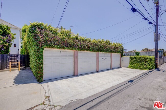 Building Photo - 253 S Elm Dr