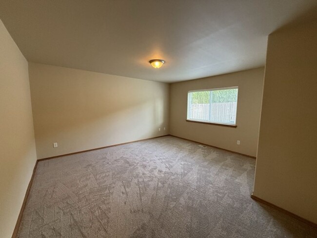 Building Photo - Spacious 5BD/3BTH Everett Home for Lease N...