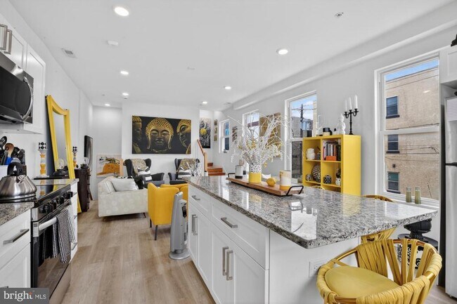 Building Photo - 2352 W Thompson St