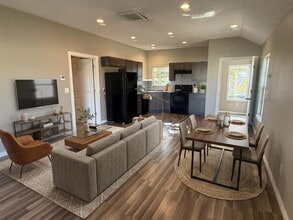 Building Photo - 1 Bed, 1 Bath Townhome Near Asian District