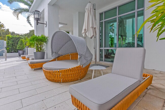 Building Photo - 485 E Royal Palm Rd