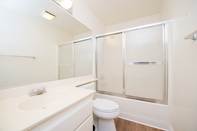 Building Photo - Beautiful Townhouse in the desirable Anaheim Packing District!