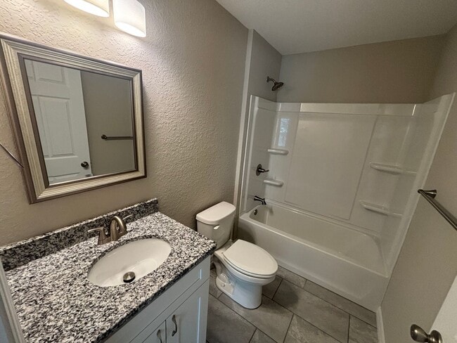 Building Photo - Great 3/2 in ideal location