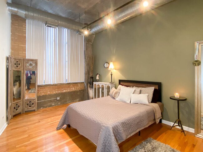 Building Photo - 17 N Loomis St