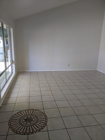 Primary Photo - 1811 E Grand Ave