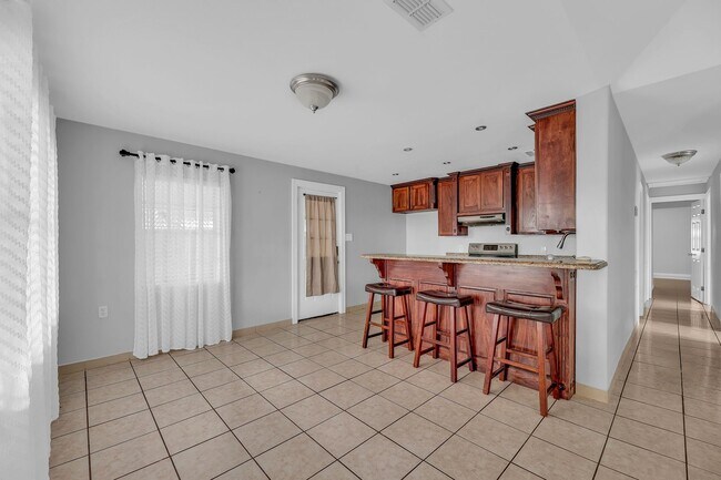 Building Photo - SPACIOUS! LOCATION!