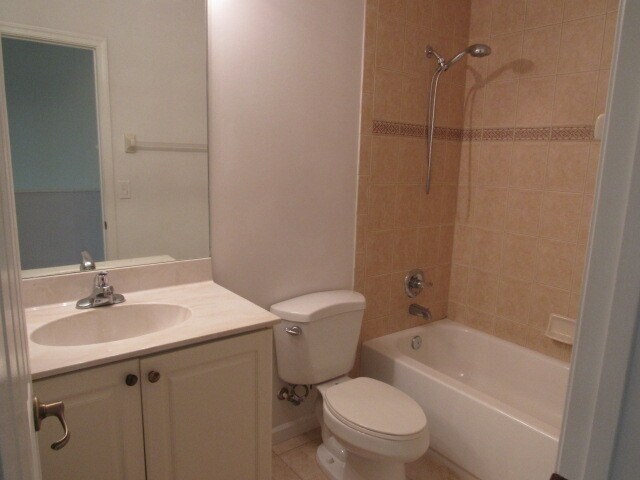 Building Photo - Large 3 bedroom 2.5 bathroom Townhouse