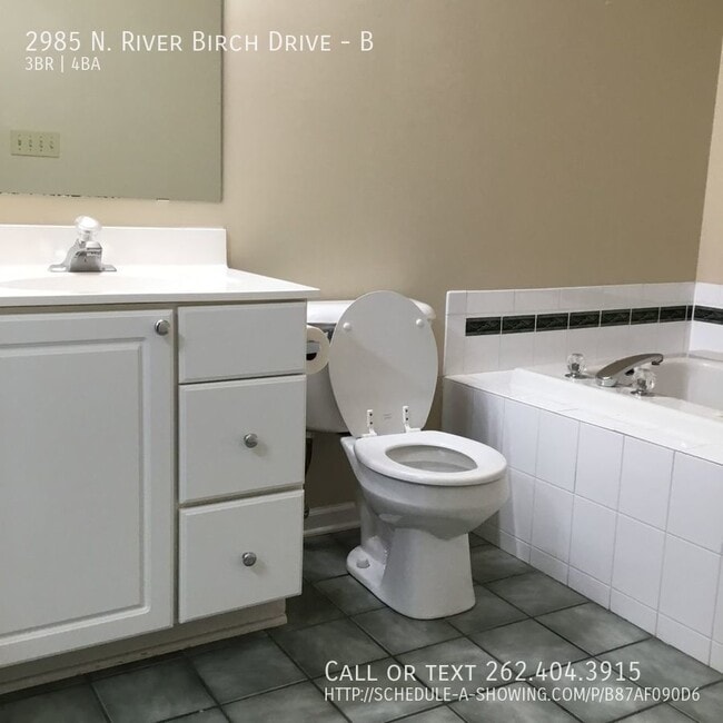 Building Photo - Huge condo with 2 car garage!