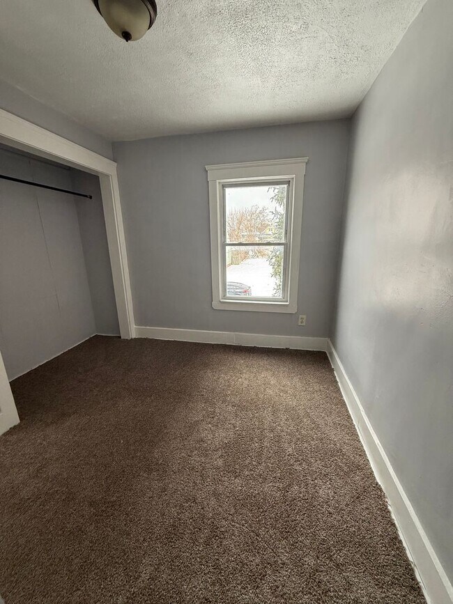 Building Photo - 4bd Single Collinwood Cash Pay/Section 8