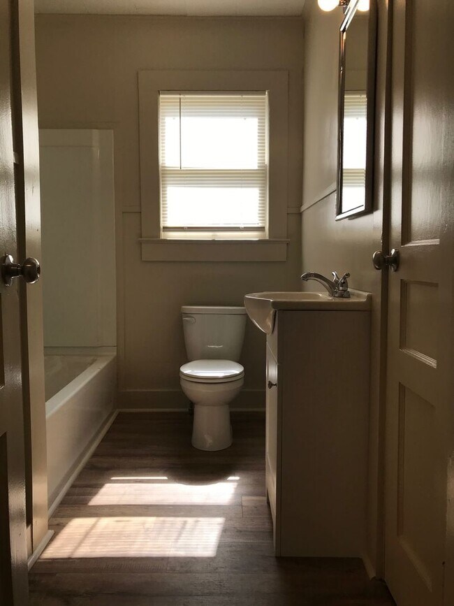 Building Photo - 2 bedroom 1 bath home for lease