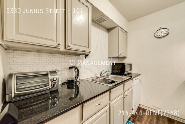 Building Photo - 5330 Junius St
