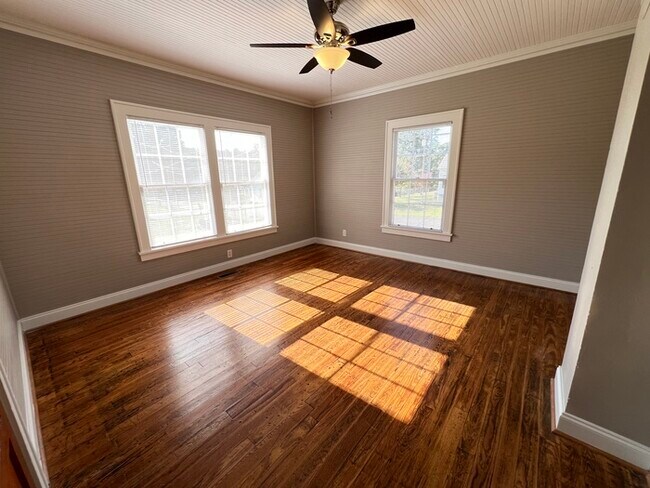 Building Photo - Historic mill house in hot Fort Mill SC with amazing kitchen!