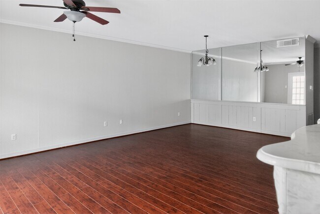 Building Photo - 562 Wilcrest Dr