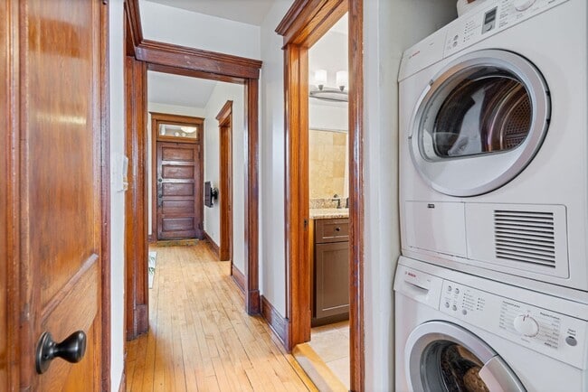 Building Photo - Beautiful 2BD/1BTH Apartment on Rice St!
