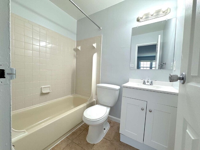 Building Photo - Charming Townhome with Modern Touches & Commuter Convenience!