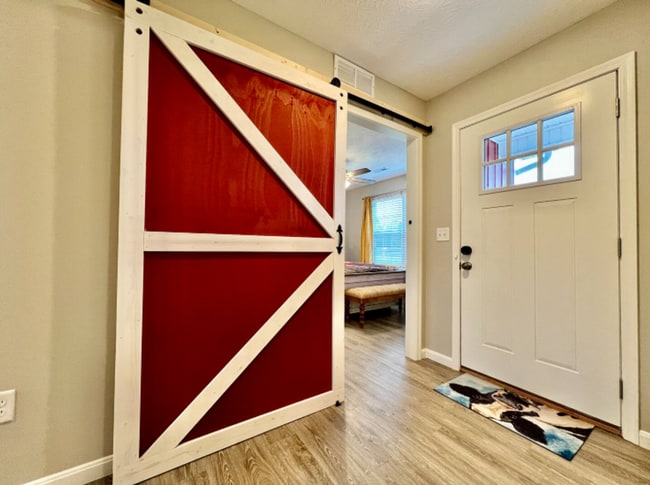 Building Photo - NEW Farmhouse Retreat Rustic decor and Coz...