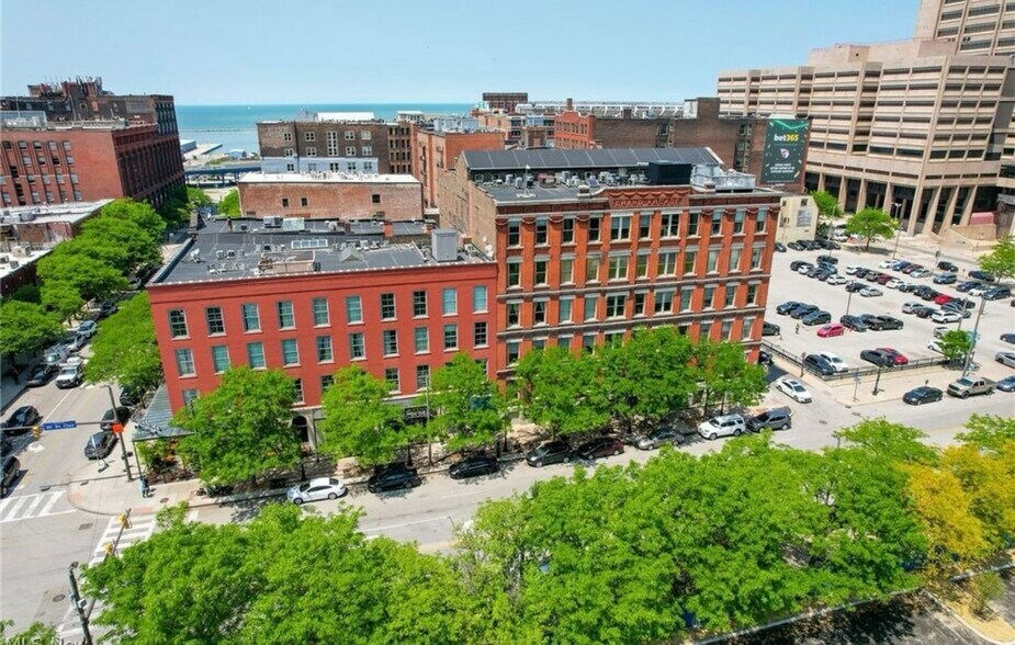 Building Photo - 408 W Saint Clair Ave