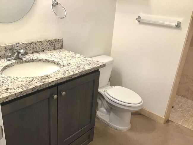 Building Photo - Modern, beautiful 3Bdrm, 2ba unfurnished i...