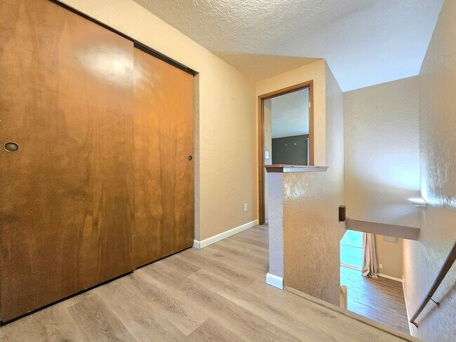 Building Photo - 2 Bedroom Home Available Now in Everett