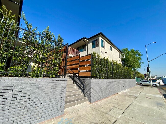 Building Photo - 3207 W 3rd, #1