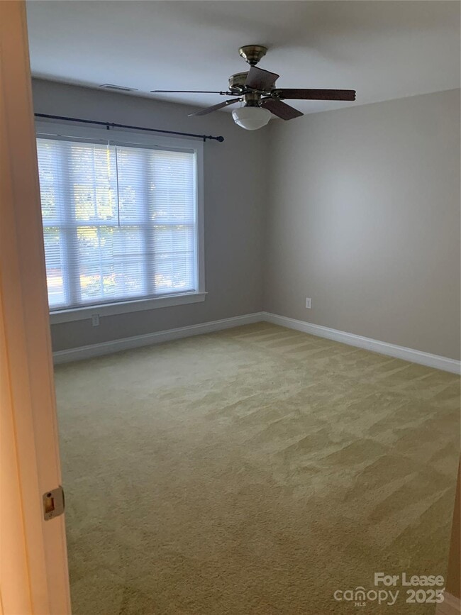 Building Photo - 7925 Bay Pointe Dr