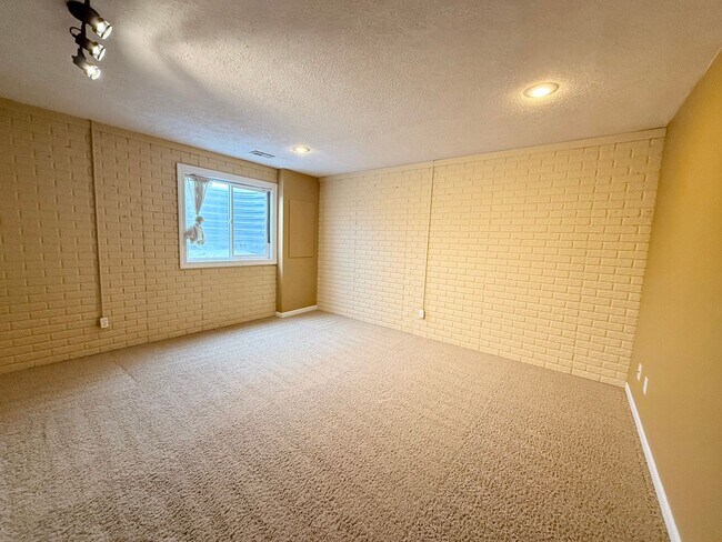 Building Photo - Beautiful Home in East Bloomington!