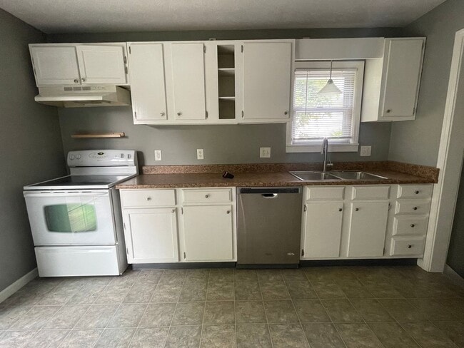 Building Photo - 3 bedroom 2 bath home