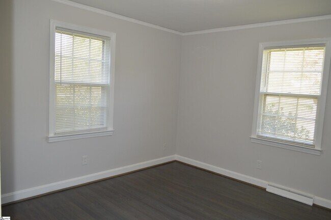 Building Photo - 206 Hillside Dr