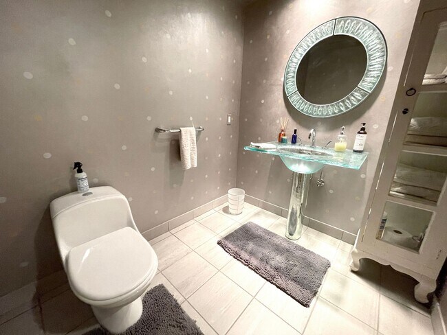 Building Photo - Gorgeous Furnished Pearl District Condo - ...
