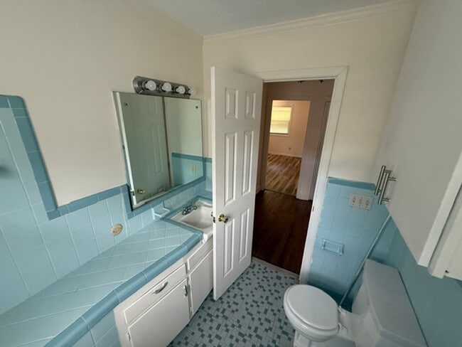 Building Photo - Four bedroom, 2 bath house in Burlington