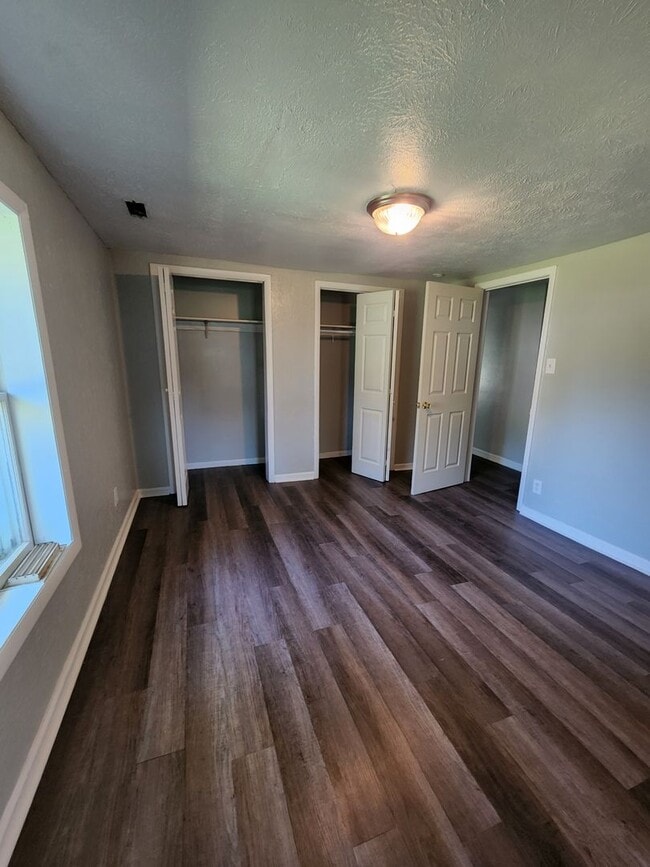 Building Photo - ($300 OFF 2nd Month Rent) Newly Updated Spacious Three Bedroom with Bonus room- Single Family Nea...