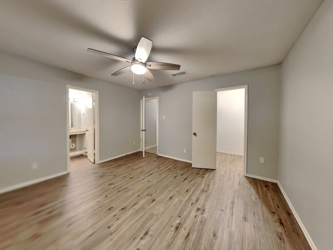 Building Photo - Alluring Single Family Home | 3 BR/2BA | 2-Car Covered Parking | Fencing wood