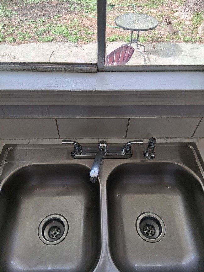 Building Photo - 1933 Wisteria Dr