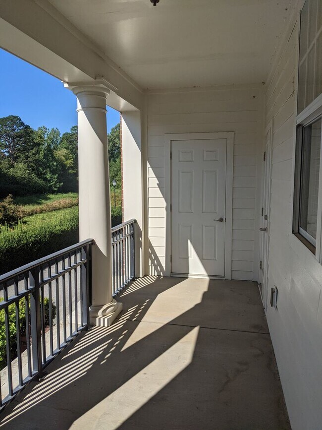 Building Photo - 3 Bedroom End Unit with Garage!