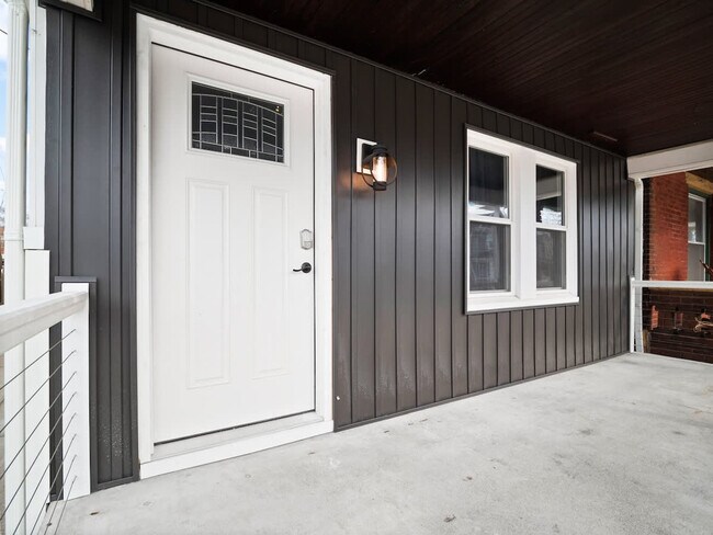 Building Photo - 1415 W 57th St