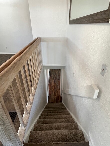 Stairwell with handrail - 1290 Starling Ln