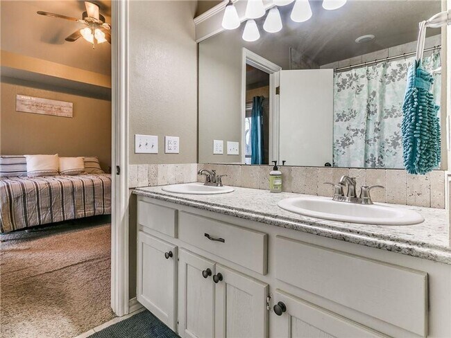 Building Photo - Gorgeous Home Located In Choctaw!!!