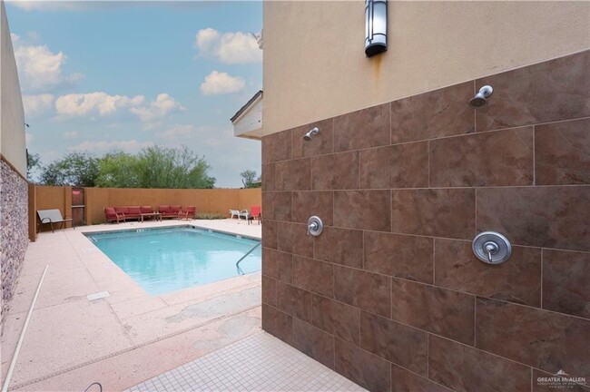 Building Photo - 3036 Regal Dr