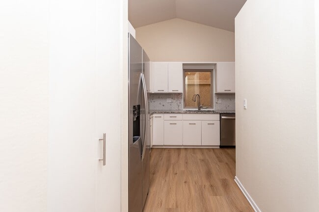 Building Photo - Spacious & Bright Broadmoor Townhome with Covered Deck!