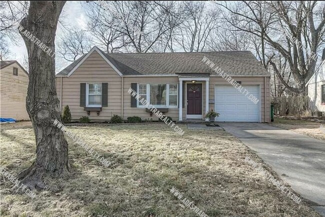 Primary Photo - Beautiful Roeland Park Ranch-Available in ...