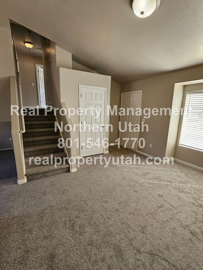 Building Photo - 4 Bedroom 3 Bath Ogden Home Available