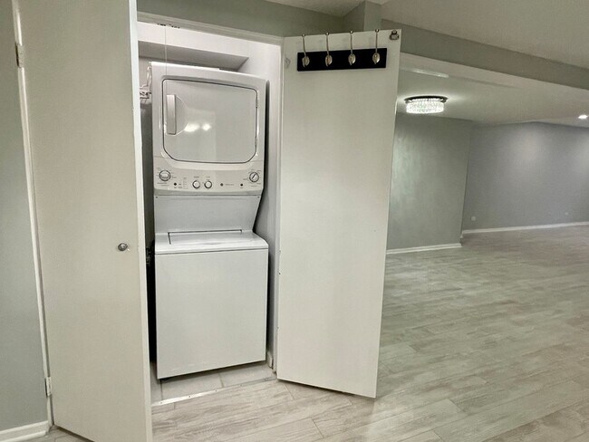 Building Photo - 40 E 9th St